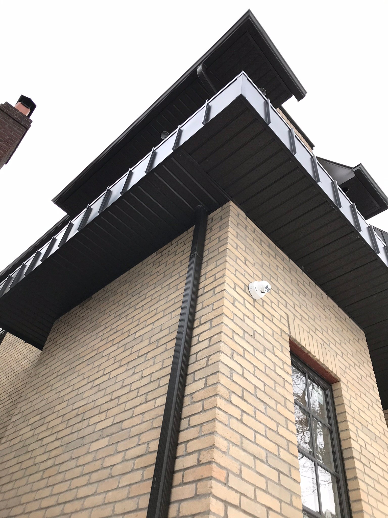 Black aluminum soffit and fascia corner detail